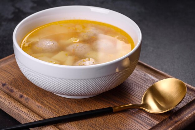 Soupe aux boulettes de viande de dinde, pommes de terre et légumes Mise au point sélective