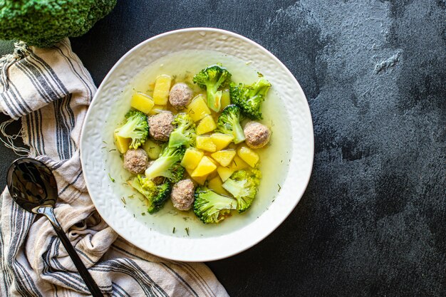 Soupe aux boulettes de viande et légumes