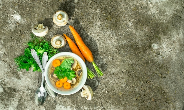 Soupe aux champignons aux légumes.