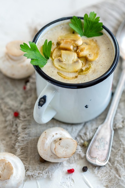 Soupe aux champignons avec champignons frits et échalotes