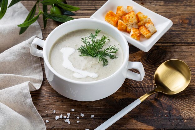 Soupe aux champignons dans un bol blanc vue depuis l'espace de copie ci-dessus