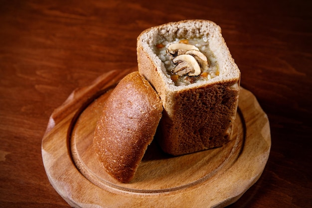 Soupe aux champignons dans un bol de pain