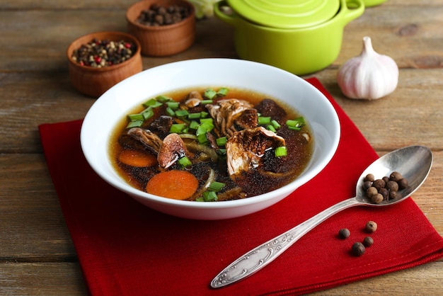 Soupe aux champignons sur fond de bois