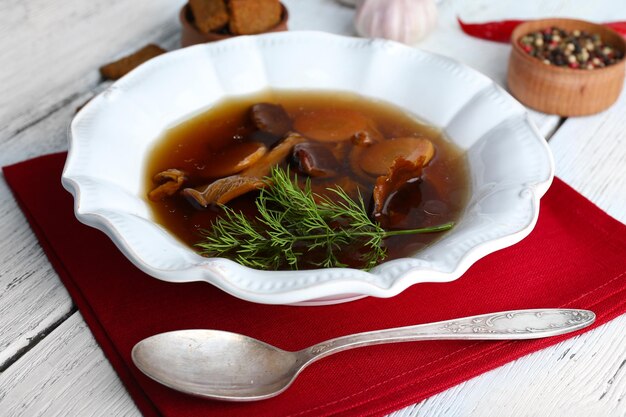 Soupe aux champignons sur fond de bois