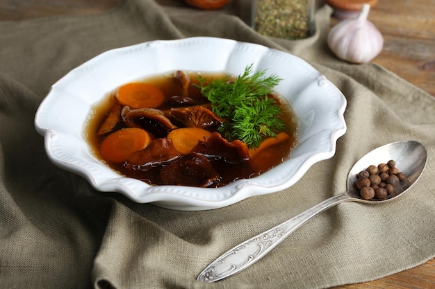 Soupe aux champignons sur gros plan de serviette