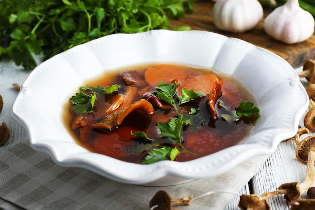 Soupe aux champignons en gros plan sur une table en bois