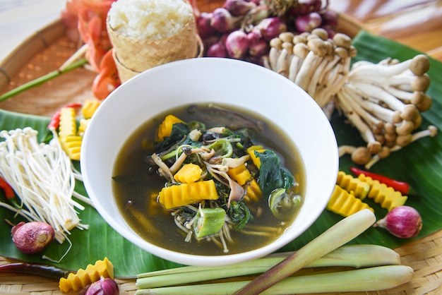 Soupe Aux Champignons, Herbes Et épices Ingrédients Cuisine Thaïlandaise Servie Dans Un Bol Mélangez Différents Types De Champignons, Aliments Typiques Du Nord-est, Isaan.