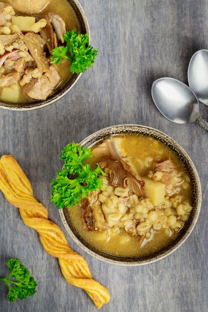 Photo soupe aux champignons de portobello avec pommes de terre et orge perlière