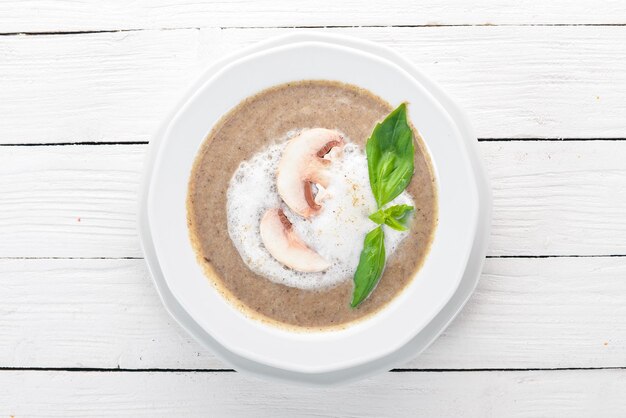 Soupe aux champignons en purée Sur un fond en bois Vue de dessus Espace de copie