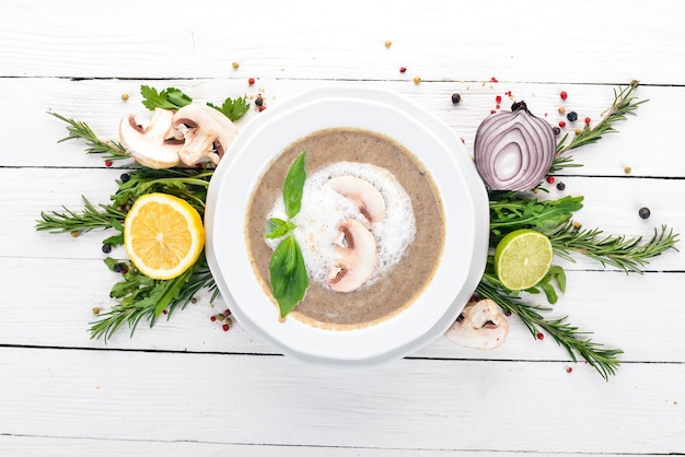 Soupe aux champignons en purée Sur un fond en bois Vue de dessus Espace de copie