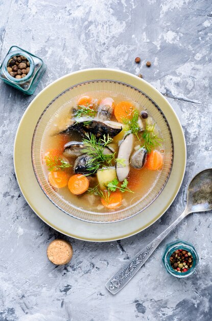 Soupe aux champignons sur une surface en marbre