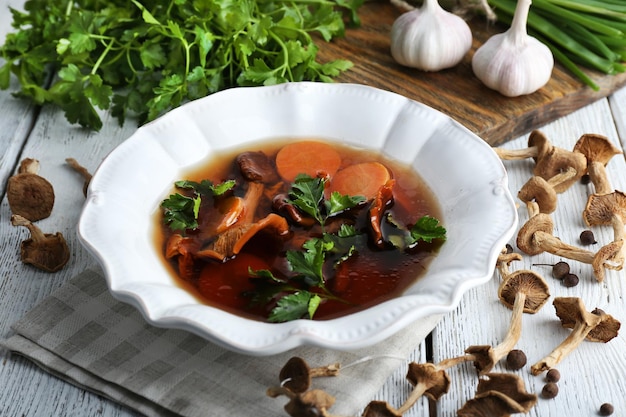 Soupe aux champignons sur table en bois libre
