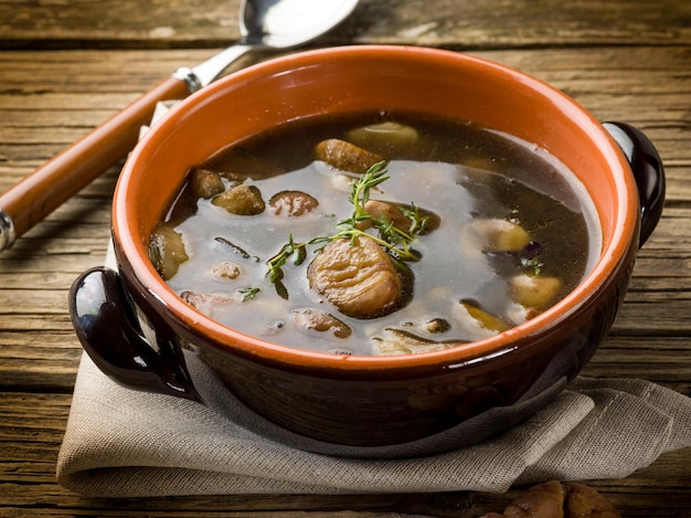 Soupe aux châtaignes et champignons