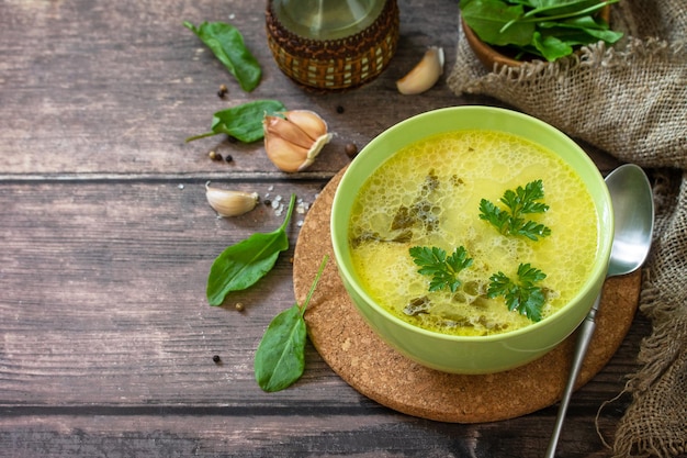 Soupe aux épinards à la crème sur une table en bois rustique Copy space