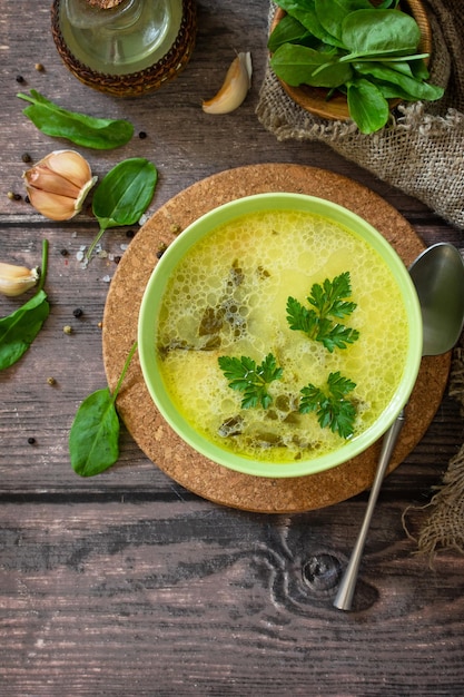 Soupe aux épinards à la crème sur une table en bois rustique Vue de dessus fond plat Copier l'espace