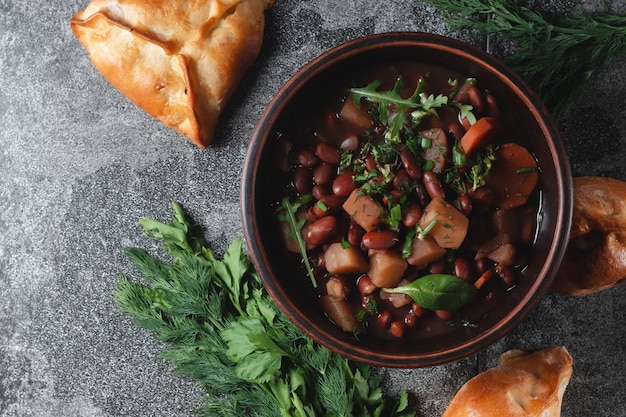 Soupe aux haricots aux herbes dans un bol blanc