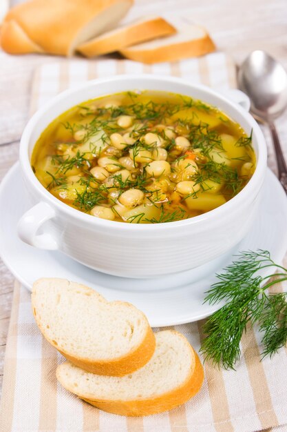 Soupe aux haricots dans un bol en céramique blanche