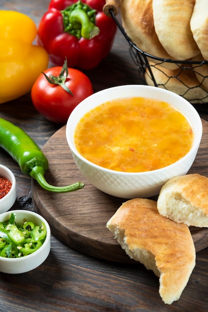 Soupe aux légumes avec composition sur planche de bois