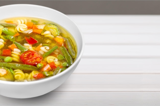 Soupe aux légumes isolé sur fond