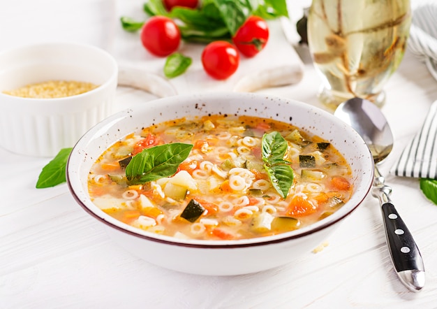 Soupe aux légumes minestrone avec pâtes
