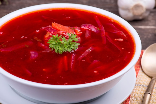 Soupe aux légumes nationale ukrainienne et russe bortsch rouge