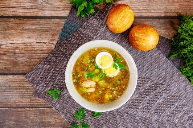 Soupe aux légumes saine avec œuf et petits pains croustillants