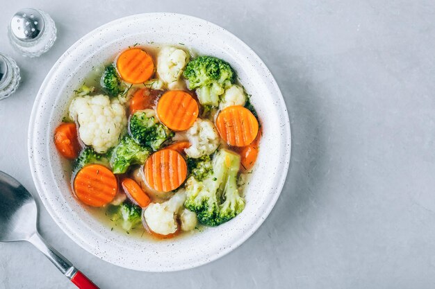 Soupe aux légumes Soupe de carottes de chou-fleur au brocoli de printemps dans un bol