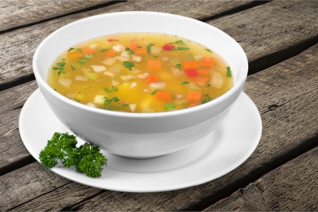 Soupe aux légumes sur table en bois