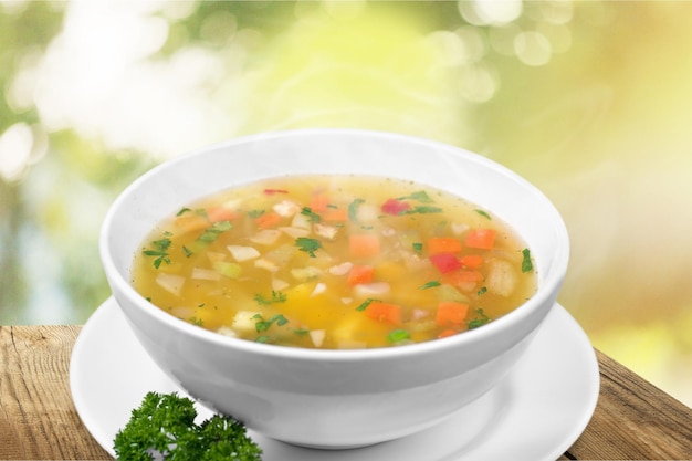 Soupe aux légumes sur table