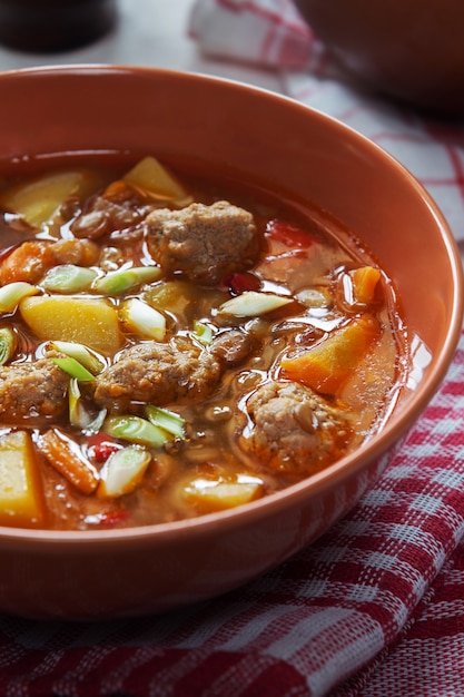 Soupe aux lentilles avec des boulettes de viande macro shot