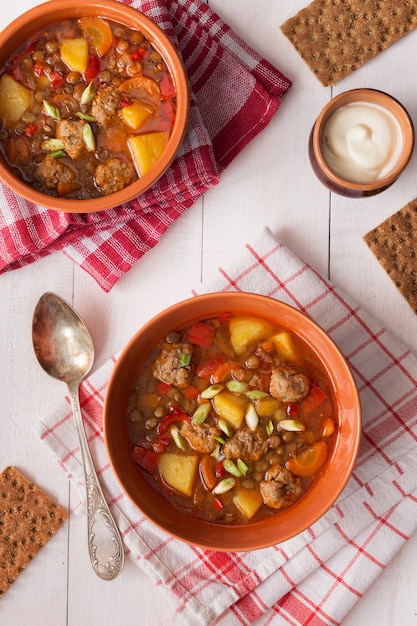 Soupe aux lentilles avec boulettes de viande et sauce à la crème