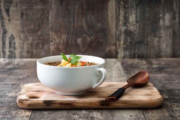 Soupe aux lentilles dans un bol