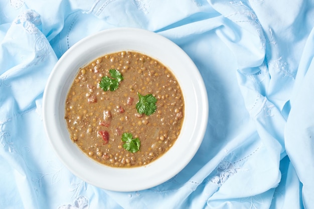 Soupe aux lentilles avec des ingrédients sur le côté plat fait maison sain