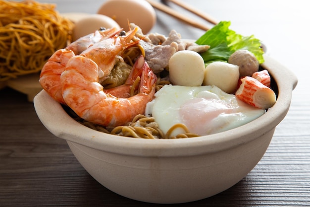 Soupe aux nouilles aux fruits de mer Clay Pot Yee Mee