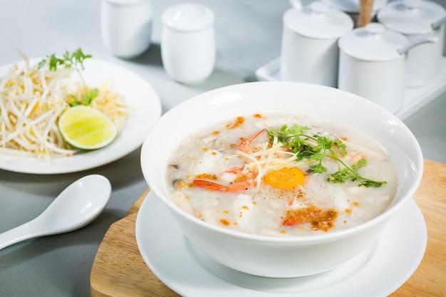 Soupe aux œufs petit-déjeuner le matin