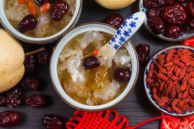 Soupe aux pêches et à la trémella