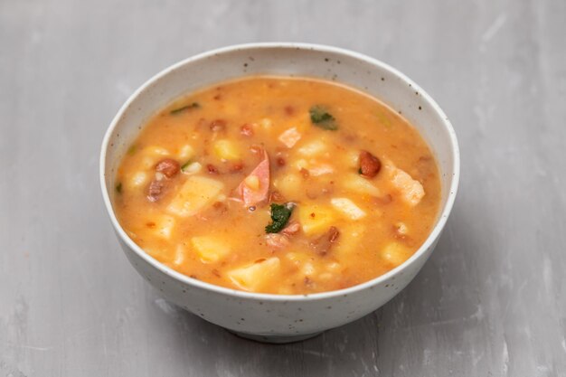 Soupe aux pierres portugaise sopa de pedra avec haricots et saucisses dans l'assiette