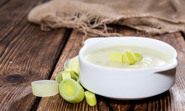 Soupe aux poireaux fraîchement préparée