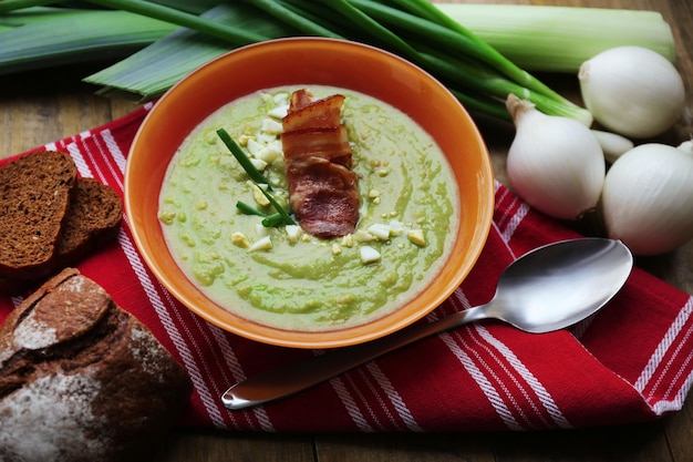 Soupe aux poireaux sur table close up