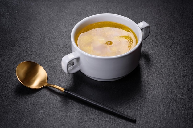 Soupe aux pois frais dans un bol sur fond noir Cuisine à la maison