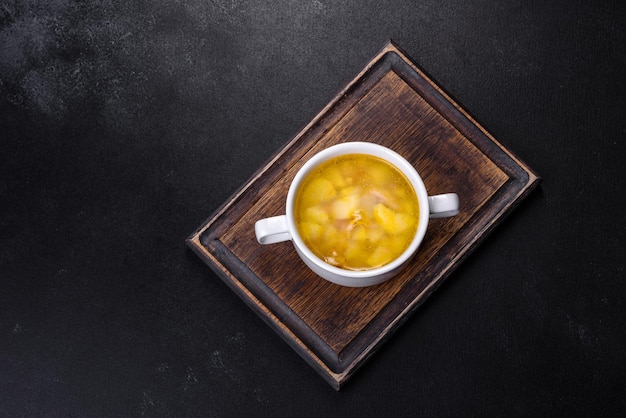 Soupe aux pois frais dans un bol sur fond noir Cuisine à la maison