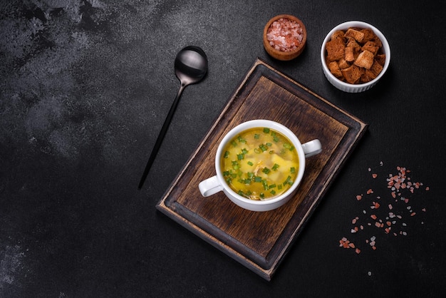 Soupe aux pois frais dans un bol sur fond noir Cuisine à la maison