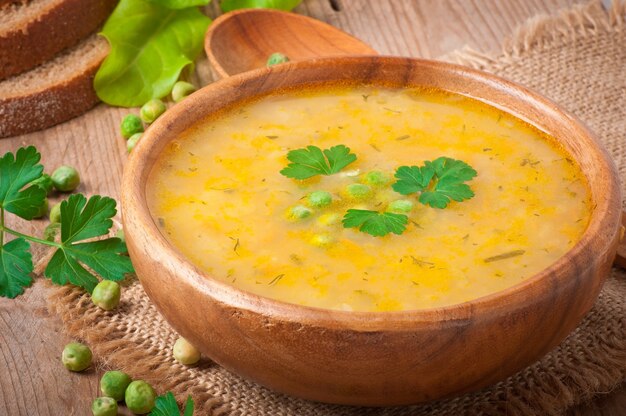 Soupe aux pois frais traditionnelle dans le bol