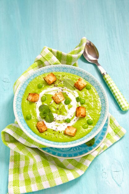 Soupe aux pois à la menthe et pain frit