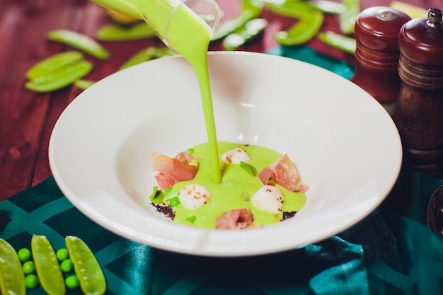 Soupe aux pois verts avec croûtons en surface