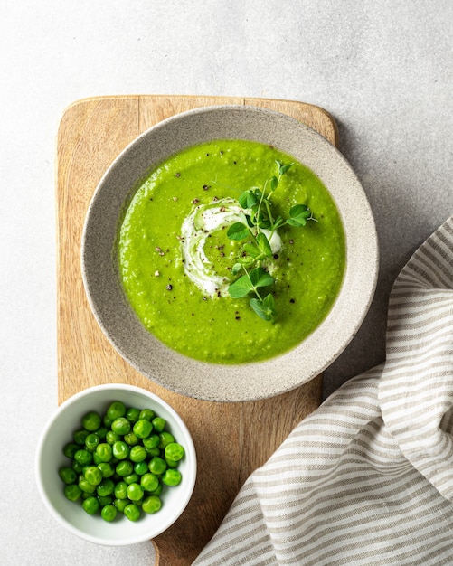 Soupe Aux Pois Verts Dans Un Bol En Céramique Sur Fond De Béton Gris Vue De Dessus