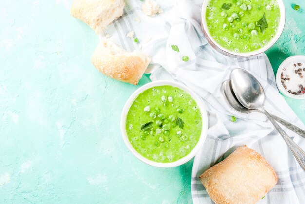 Soupe aux pois verts avec pain frais