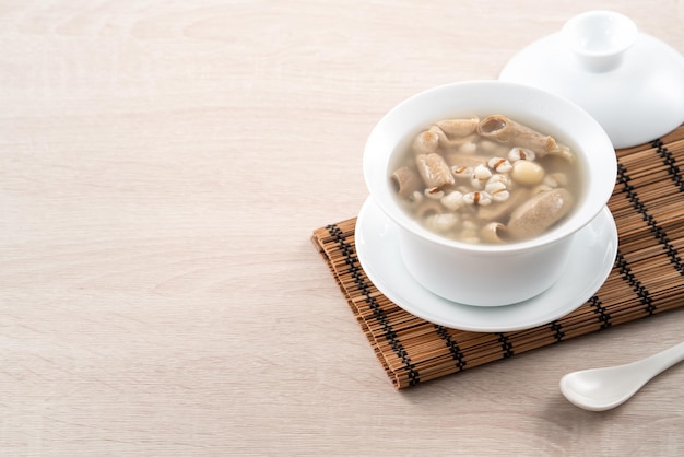 Soupe aux quatre toniques Délicieuse cuisine traditionnelle chinoise à saveur d'herbes