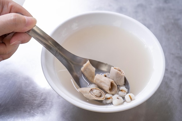 Soupe aux quatre toniques quatre ingrédients soupe aux saveurs d'herbes délicieuse cuisine de rue taïwanaise délicatesse avec les larmes de Job intestins de porc gros plan copie espace