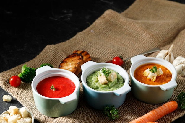 Soupe aux tomates, au brocoli et aux carottes